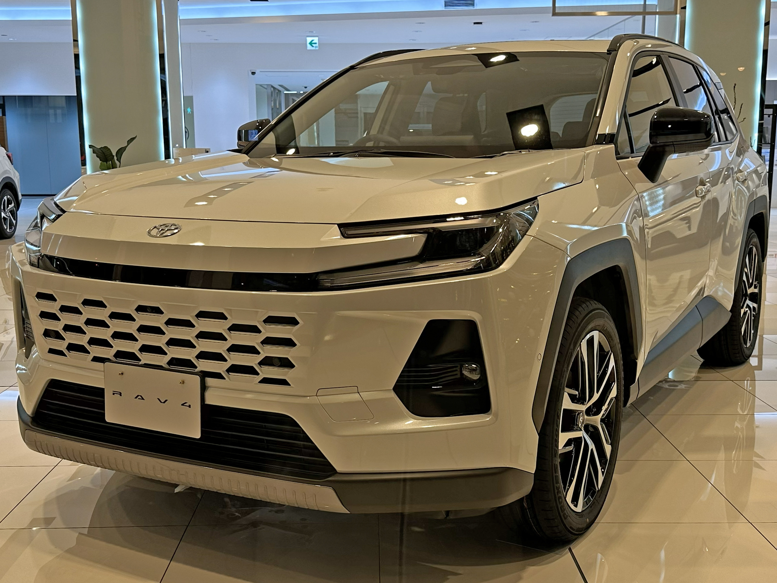 トヨタ RAV4 60系 HEV Zの前方外観